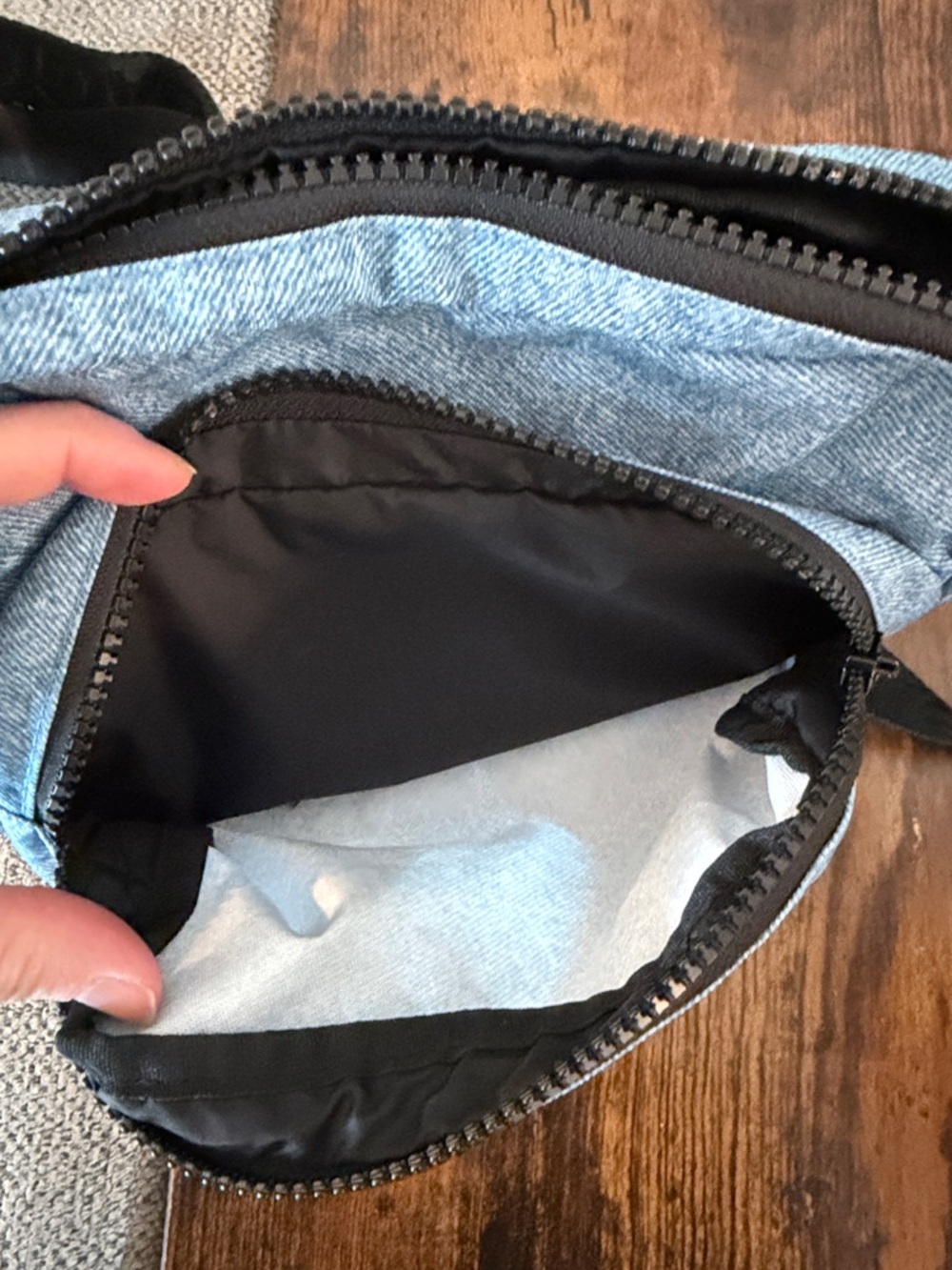 NWOT BAGGU Blue Belt Bag with Black Strap Fanny Pack digital denim - Picture 7 of 8